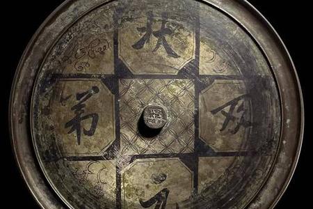 梦见老式铜镜下雨夜里映出自己