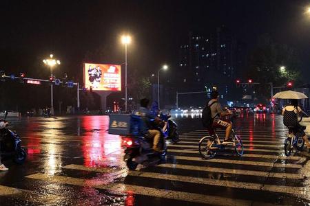 梦见旧信箱在雨夜静静发光