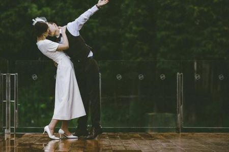 梦见一群人在雨中一起玩耍
